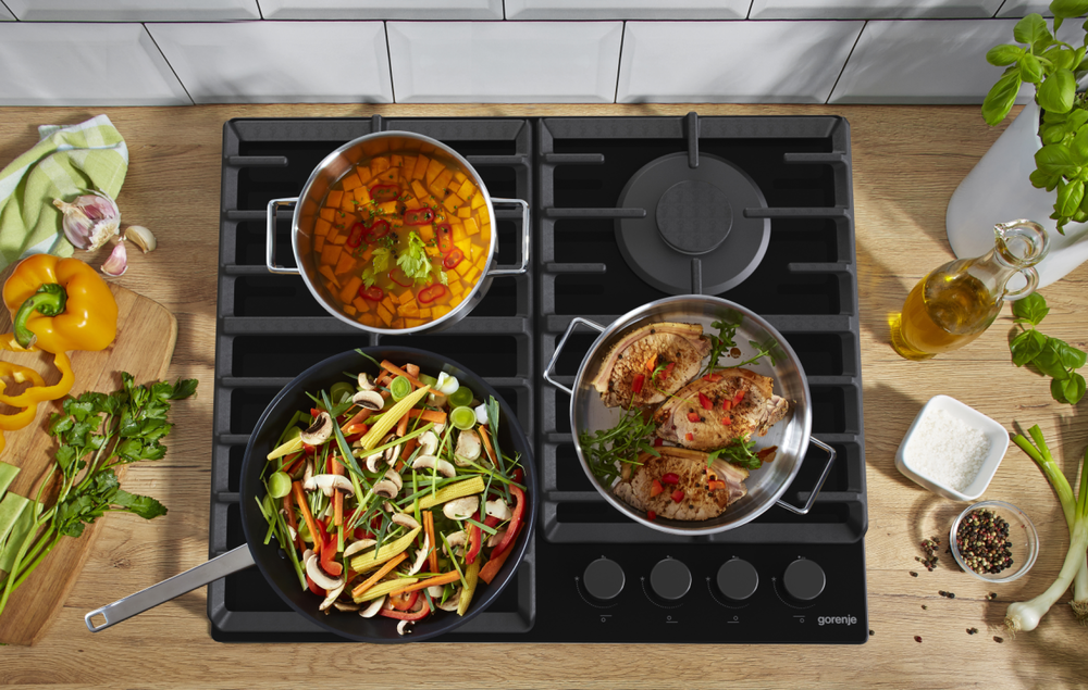 Plaque de cuisson utilisée avec plusieurs casseroles